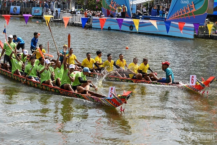 Kien Giang rowers top Ngo boat race in Ho Chi Minh City
