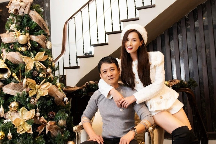 Lã Thanh Huyền và chồng đại gia đón Giáng sinh trong biệt thự triệu đô