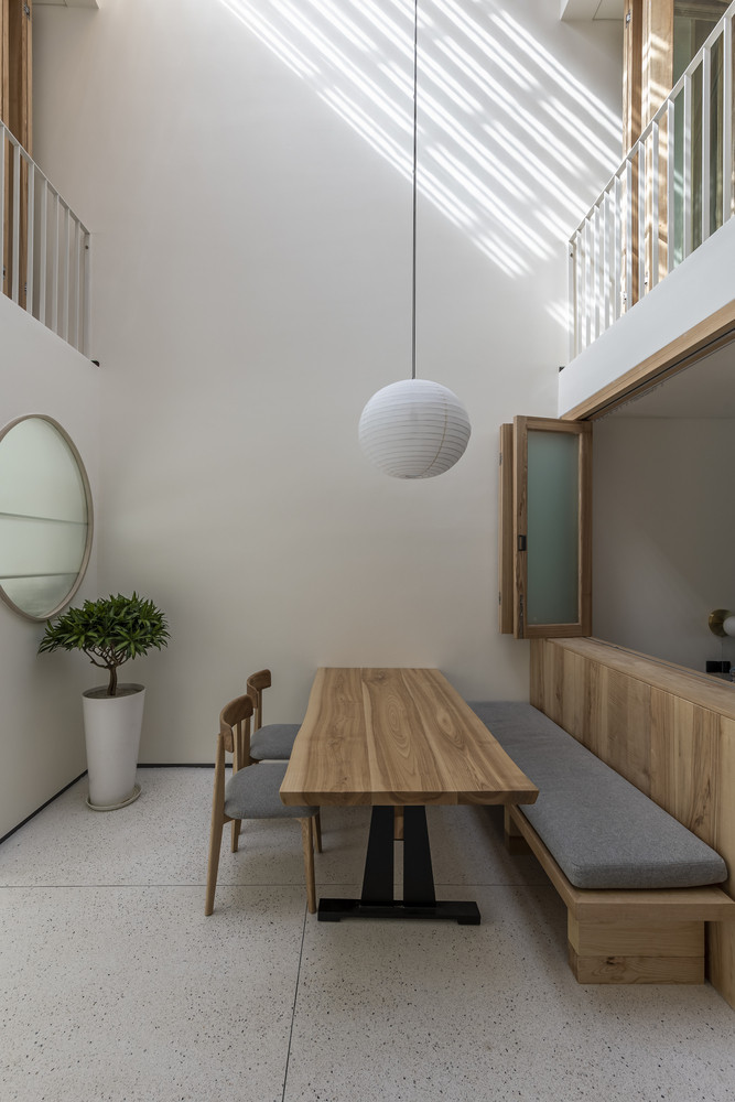 Sàn terrazzo làm giảm cảm giác “tĩnh” của ngôi nhà đơn sắc, cùng những đường vân màu tự nhiên của gỗ tần bì; cảm giác mang lại từ bề mặt chất liệu phải phù hợp với lối sống tối giản của gia chủ.
