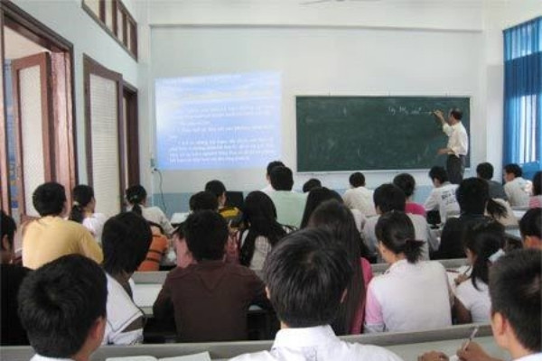 ‘Thời chúng tôi thấy thầy cô là phải khoanh tay chào từ xa’