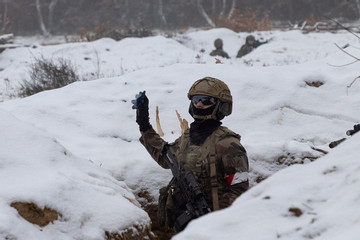 Video binh sĩ Ukraine tới Ba Lan diễn tập tác chiến giữa mùa đông khắc nghiệt