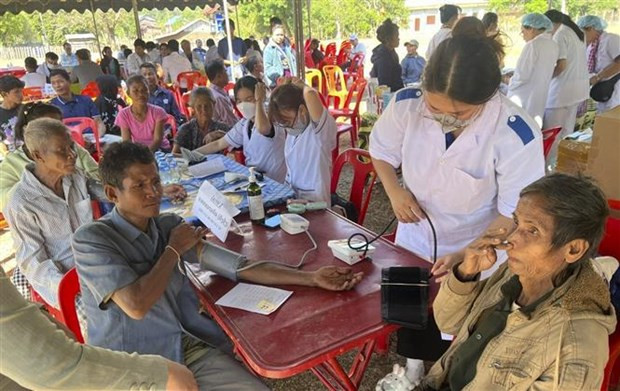 Vietnamese doctors provide free health check-ups for people in Laos hinh anh 1