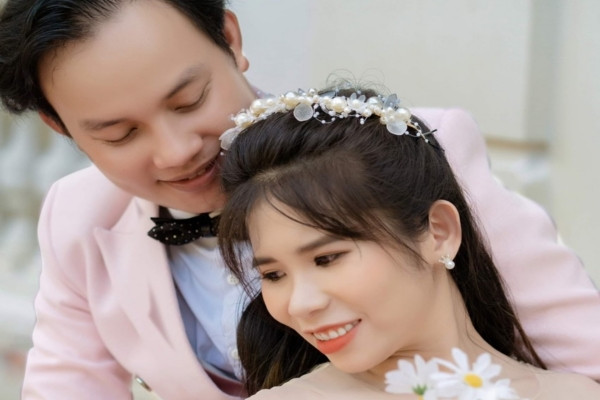 Thầy giáo điển trai tung ảnh cưới bên cô gái được mai mối