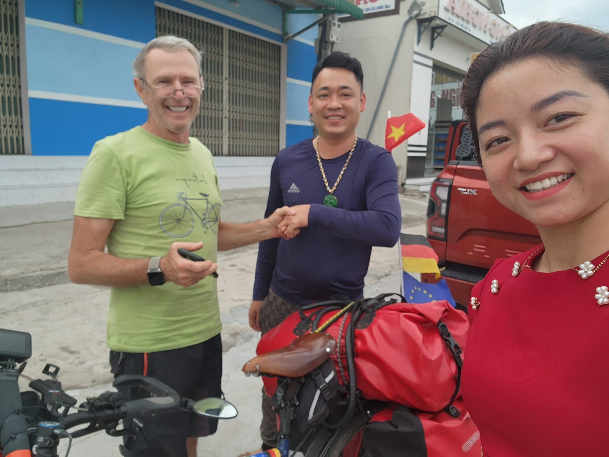 Vietnamese couple help German bicyclist in distress
