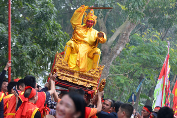 Lễ rước 'vua chúa sống' ở ngoại thành Hà Nội