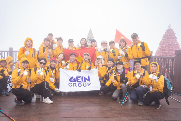 300 thành viên GEIN Academy chinh phục đỉnh Fansipan trong thời tiết khắc nghiệt