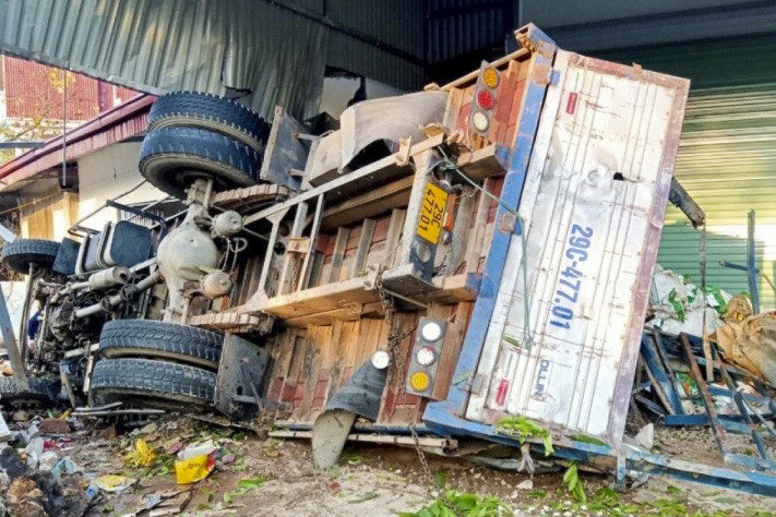 Xe tải đâm vào nhà dân ở Sơn La làm 2 người thương vong