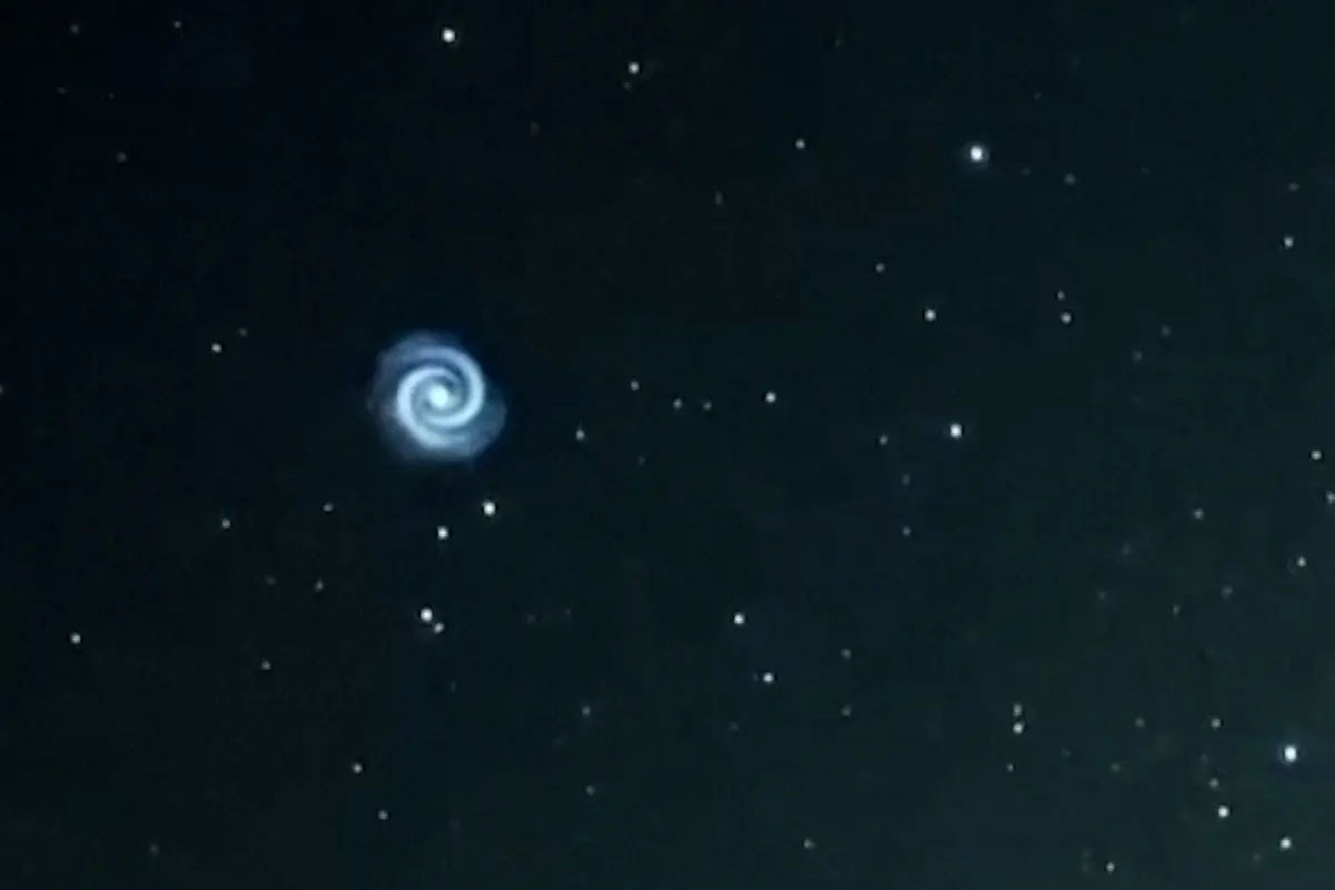 Hình ảnh xoáy ốc kỳ lạ xuất hiện trên bầu trời đêm Hawaii