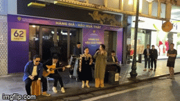 Thanh Lam gây xúc động khi hát với trẻ em khiếm thị ở phố đi bộ