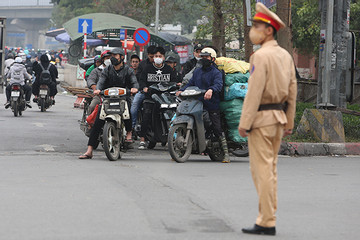 Dòng xe máy đi ngược chiều khắp đường phố Hà Nội