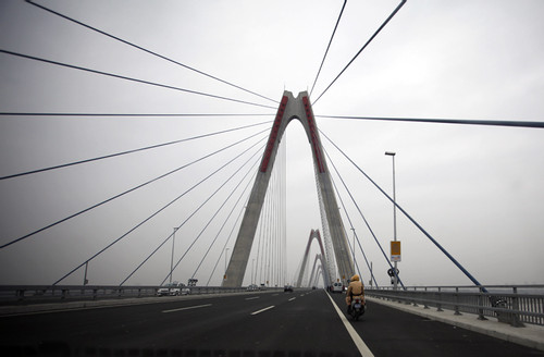 Hà Nội cấm xe qua cầu Nhật Tân theo giờ để kiểm định chất lượng