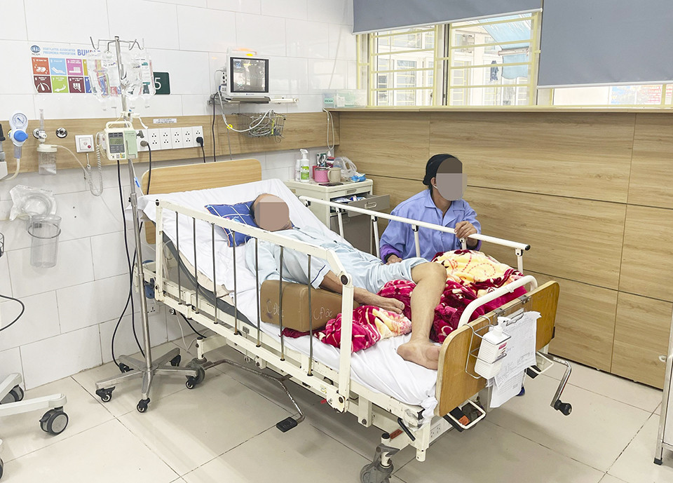 Bệnh nhân ngộ độc thuốc chữa đái tháo đường đang được điều trị tại Trung tâm Chống độc, Bệnh viện Bạch Mai.