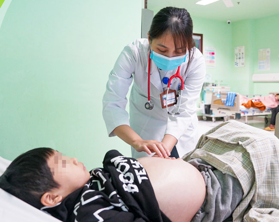 Bác sĩ Nguyễn Thị Bích Ngọc – Khoa Thận và Lọc máu, Bệnh viện Nhi Trung ương thăm khám cho bệnh nhân.