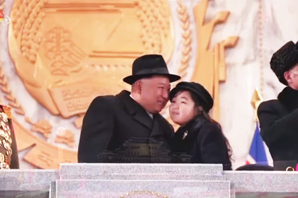 Con gái ông Kim Jong Un bày tỏ tình cảm với cha trên khán đài lễ duyệt binh hoàng tráng