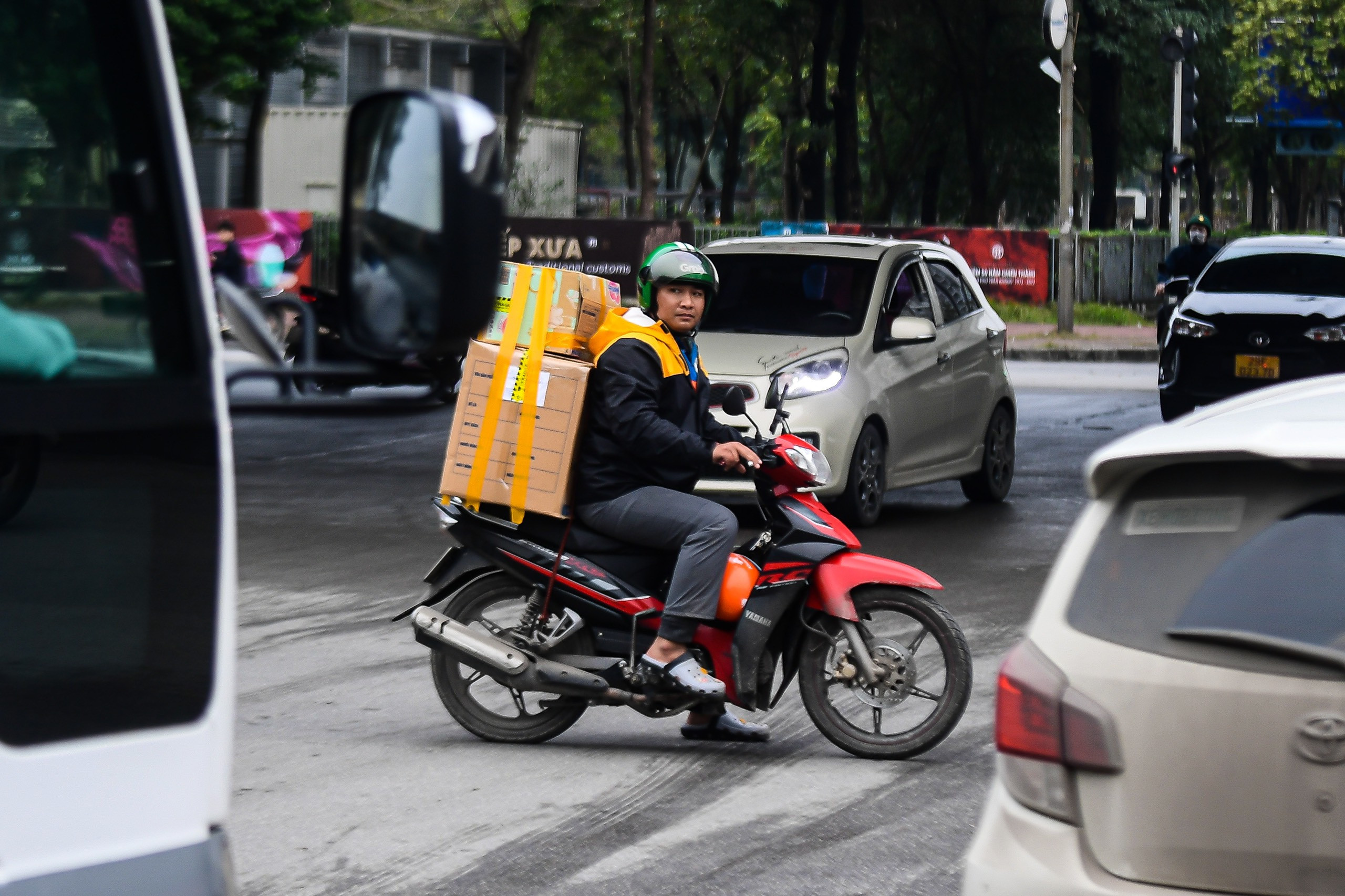 Cảnh người đi xe máy vượt đèn đỏ bát nháo ở Hà Nội