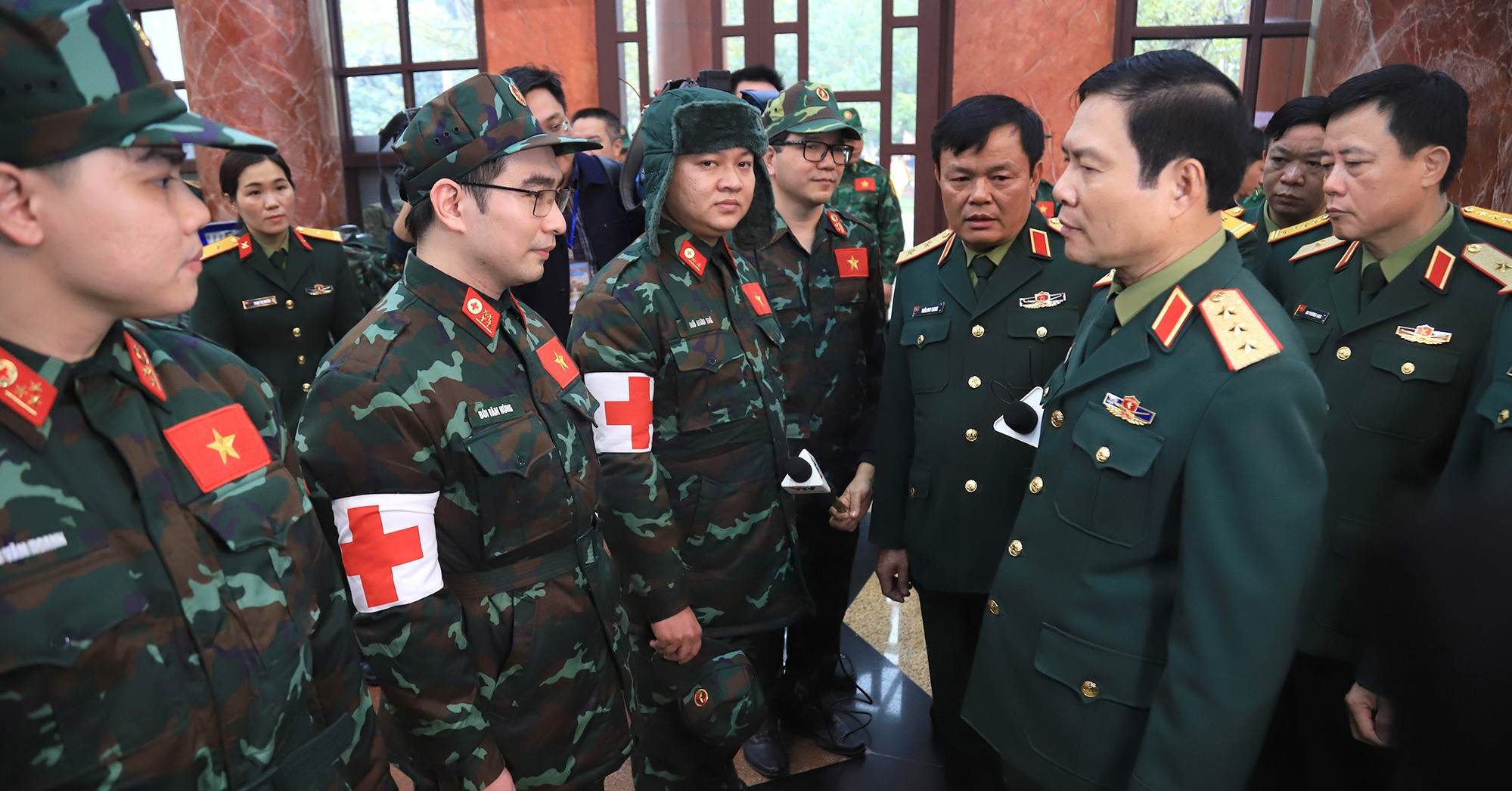 Thứ trưởng Bộ Quốc phòng thăm hỏi, động viên các chiến sĩ trước giờ lên đường thực hiện nhiệm vụ.