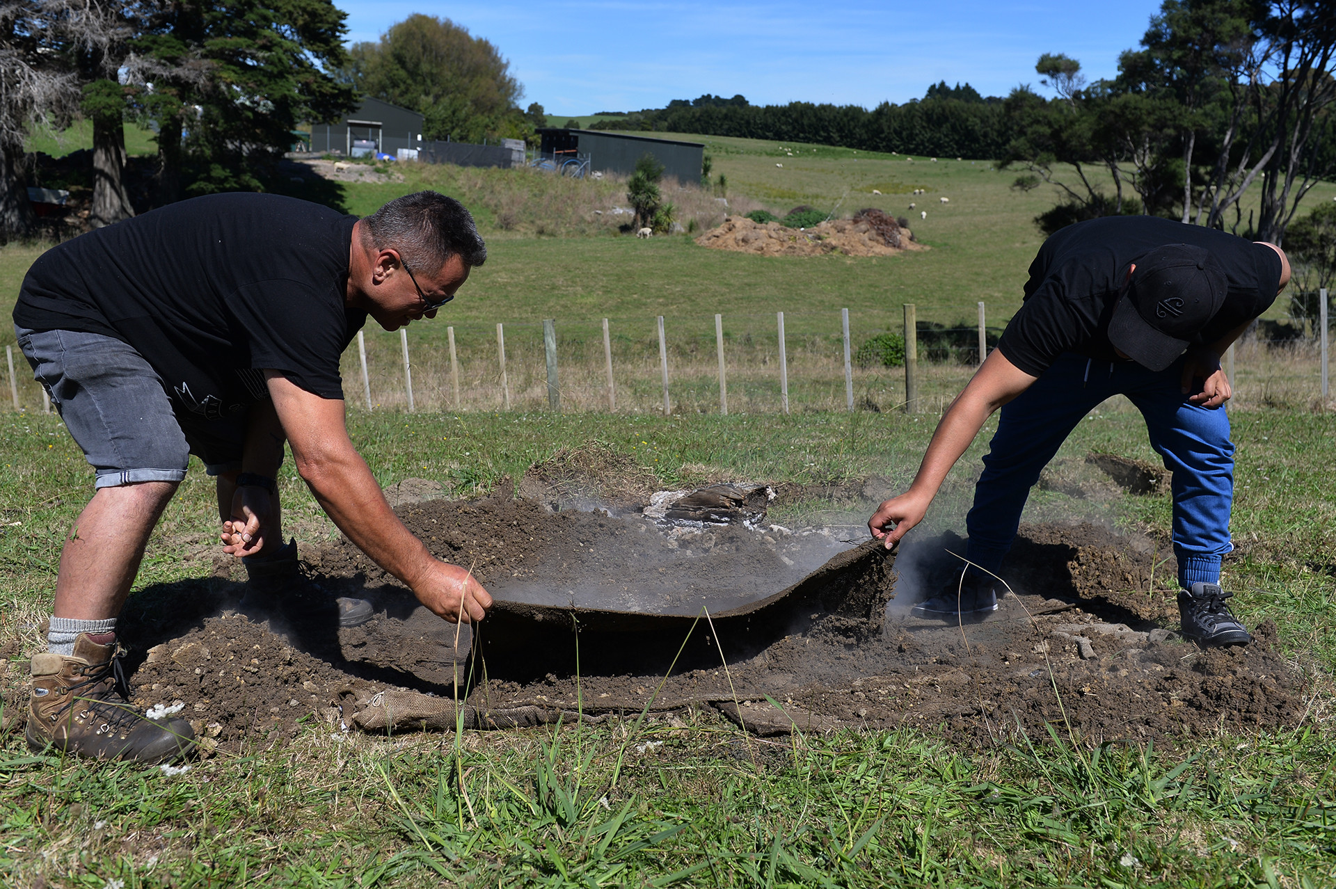 Món thịt nướng chôn xuống đất độc đáo ở New Zealand