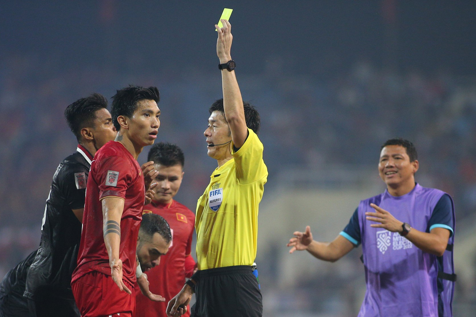 Cầu thủ Indonesia tiết lộ: HLV Shin Tae-yong chỉ đạo 'câu' thẻ đỏ Văn Hậu
