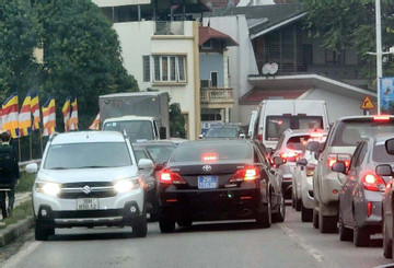 CSGT xác minh ô tô biển xanh có biểu hiện vi phạm giao thông ở Hà Nội