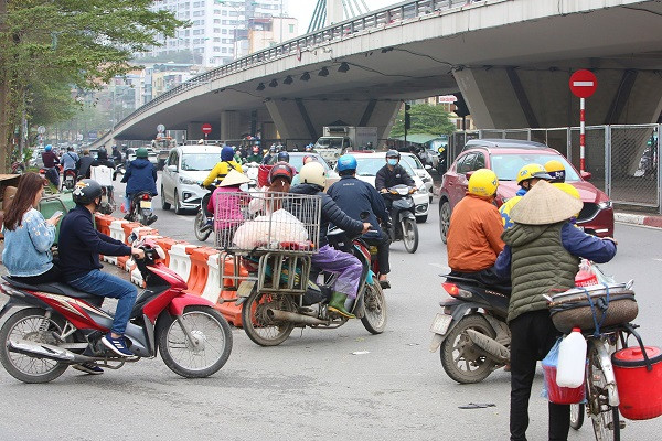 Vô tư vượt đèn đỏ, đi ngược chiều: Ý thức kém, xử lý không quyết liệt?