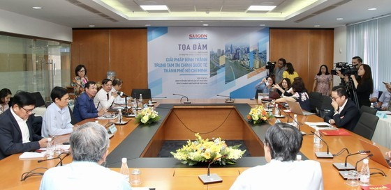 Economists voice opinions about int'l financial center in HCMC ảnh 1