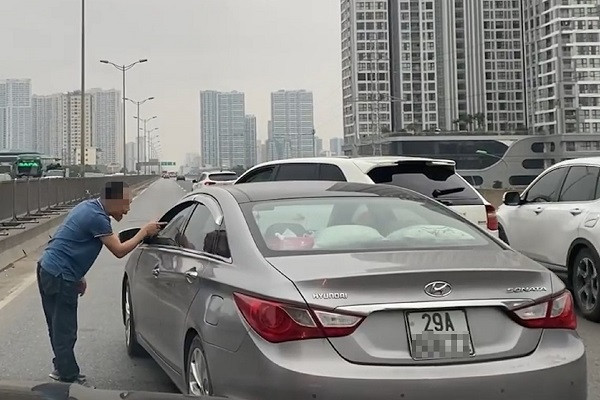 Tài xế ô tô Porsche chặn đầu, nhổ nước bọt vào xe khác ở Hà Nội