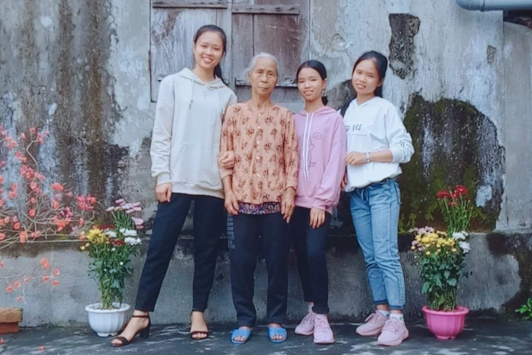 Mẹ, cha, giờ cả nội cũng mất rồi, 2 đứa chịu vào Nam với chị không? - 1