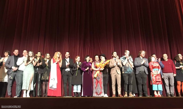 First joint Hungary-Vietnam romance film debuts hinh anh 1