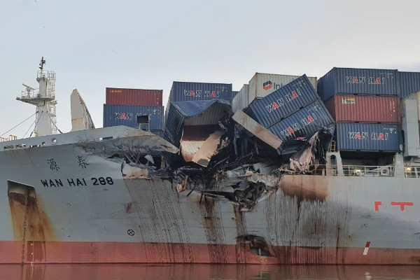 Tai nạn trên sông ở TP.HCM, 2 tàu container đâm nhau hư hại nặng