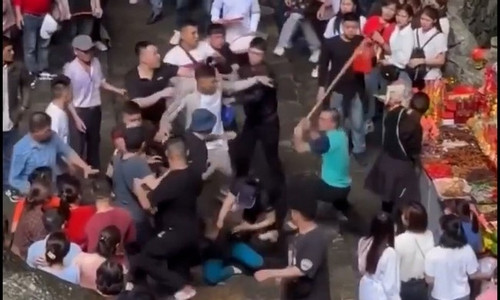 Điều tra nhóm thanh niên dùng gậy vụt nhau ở chùa Hương