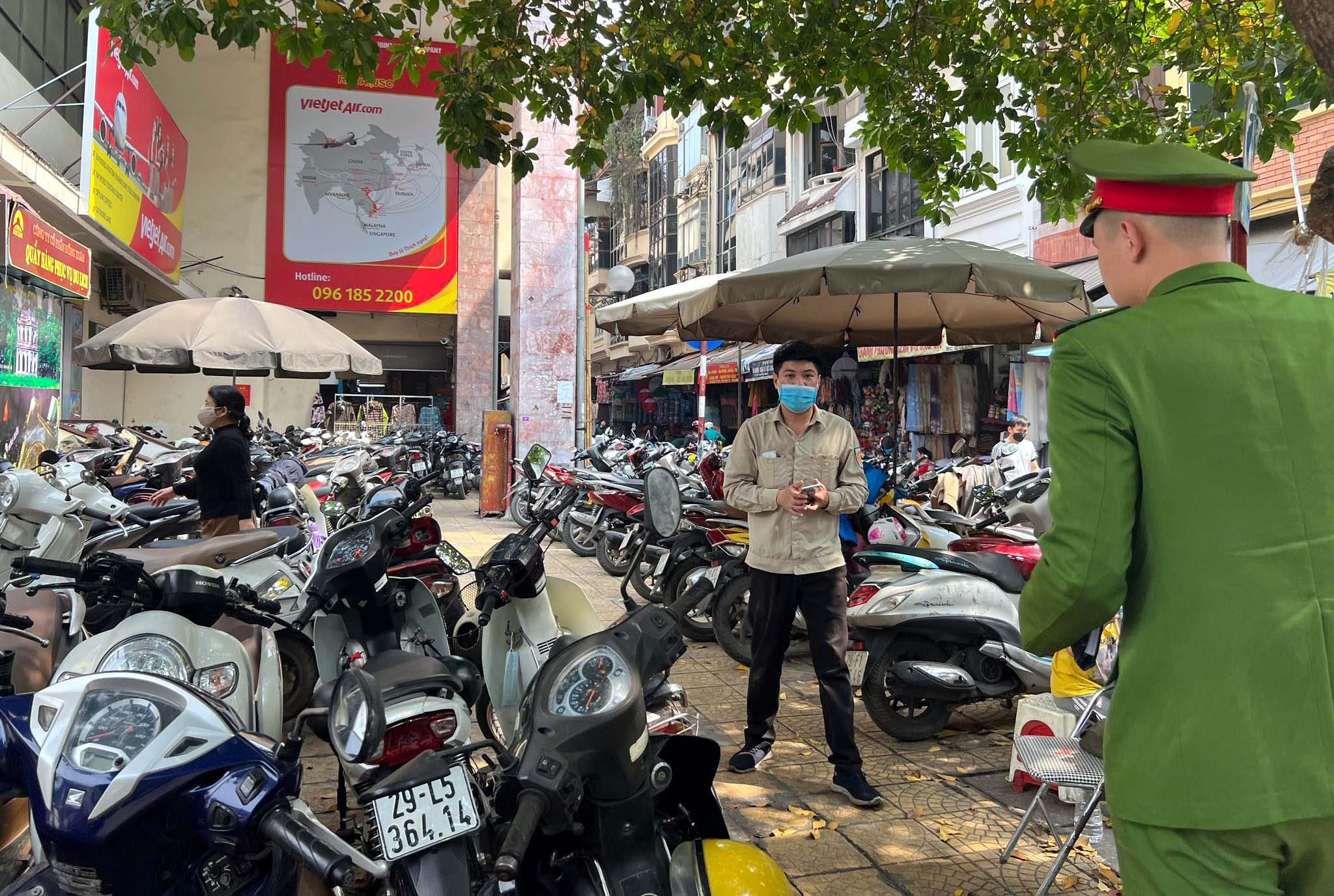 Xử lý nhân viên không phát vé trông xe, thu tiền gấp đôi ở chợ Đồng Xuân