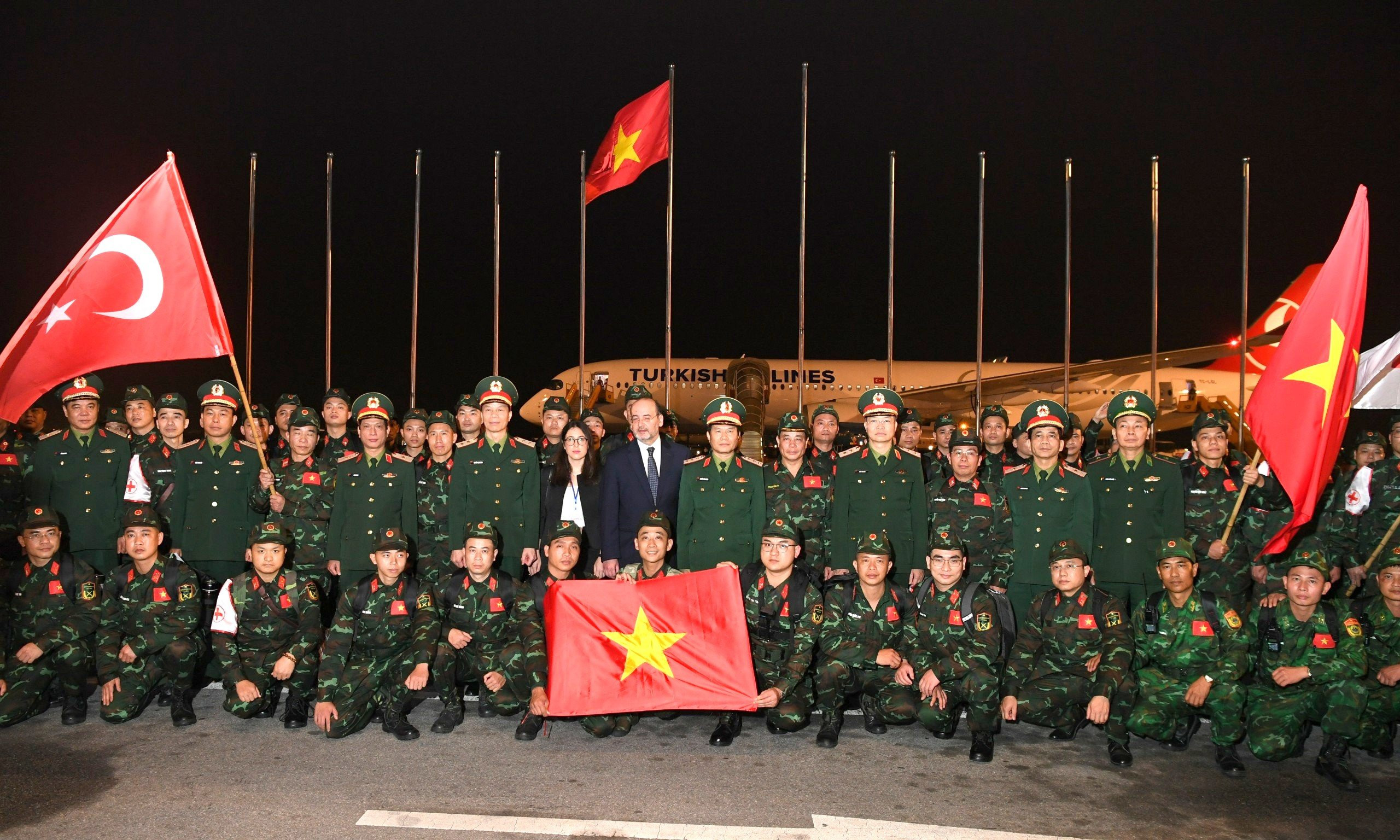 Thứ trưởng Quốc phòng ra tận chân máy bay tiễn 76 sĩ quan sang Thổ Nhĩ Kỳ