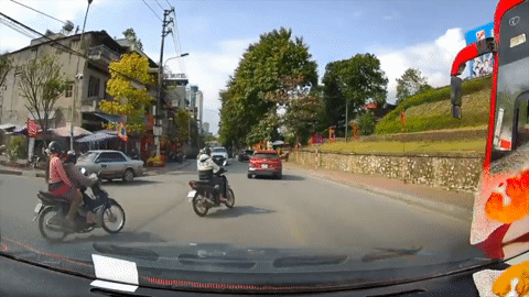 Lào Cai: Xe khách chuyển hướng ẩu khiến ô tô con đâm ngã xe máy xuống đường