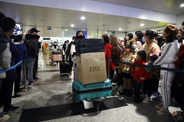 Noi Bai seeks ways to avoid overcrowd amid surging international passengers ảnh 1