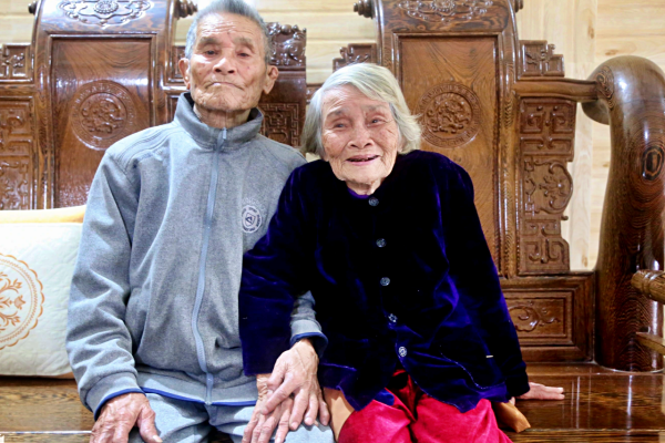 Chuyện tình của cặp đôi ở tuổi 'xưa nay hiếm', 95 tuổi vẫn ghen chồng