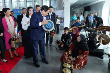 Hình ảnh nồng ấm và kết quả ấn tượng từ chuyến thăm Singapore, Brunei của Thủ tướng