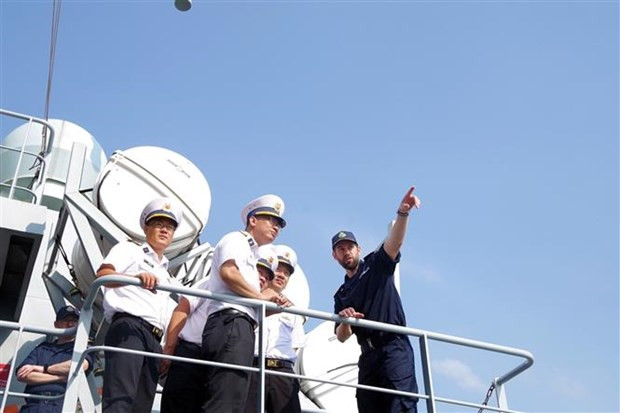 Vietnamese, British navies conduct joint exercise hinh anh 1