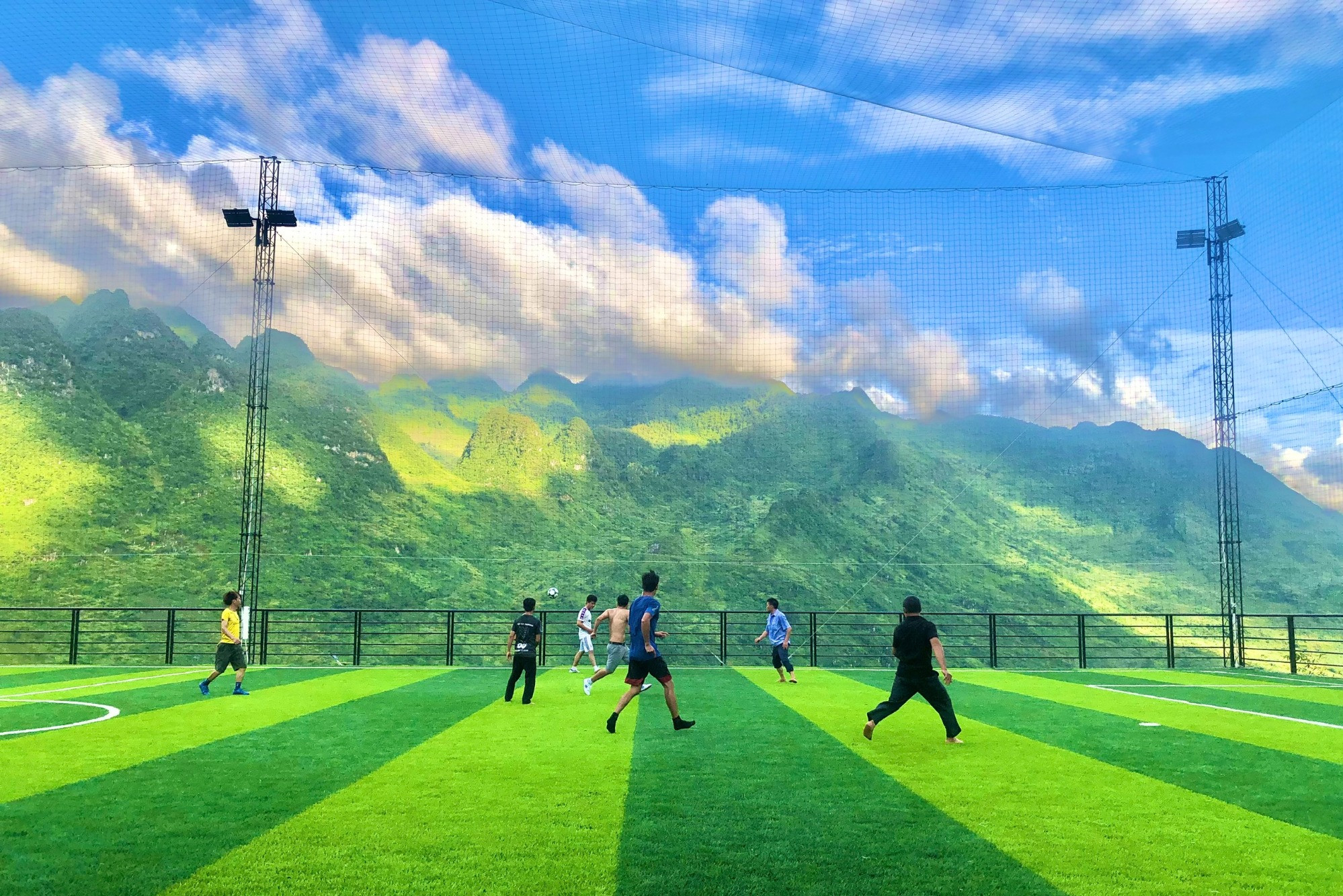 Sân bóng nằm lưng chừng núi, giữa biển mây Hà Giang bồng bềnh gây sốt mạng xã hội