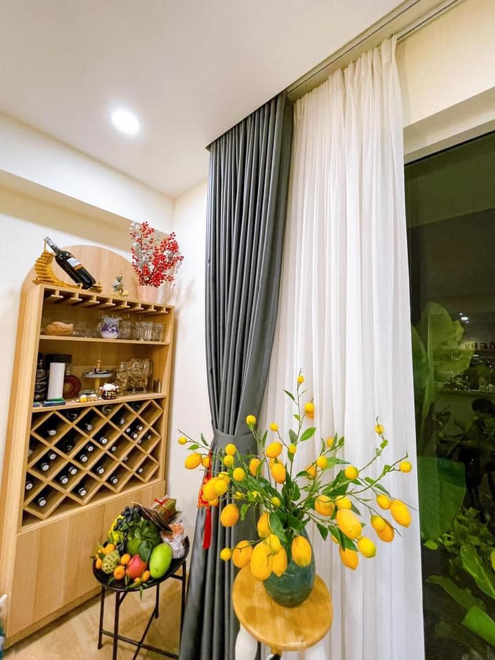 Căn hộ 3 phòng ngủ ấm cúng, bếp và phòng khách kết nối qua cửa sổ vòm ấn tượng