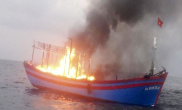 10 thuyền viên lâm nguy trên tàu cá bốc cháy dữ dội giữa biển