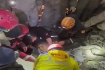 Hình ảnh giải cứu người phụ nữ mắc kẹt hơn 160 tiếng dưới đống đổ nát ở Thổ Nhĩ Kỳ