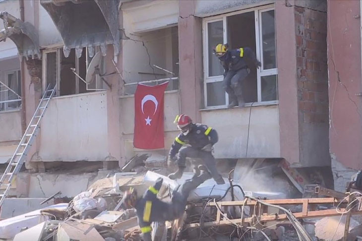 Giây phút dư chấn đe dọa lực lượng cứu hộ ở vùng động đất Thổ Nhĩ Kỳ