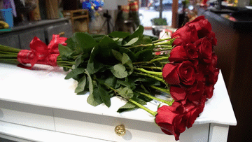 Hoa hồng 'khổng lồ' giá cả triệu đồng đắt hàng dịp Valentine