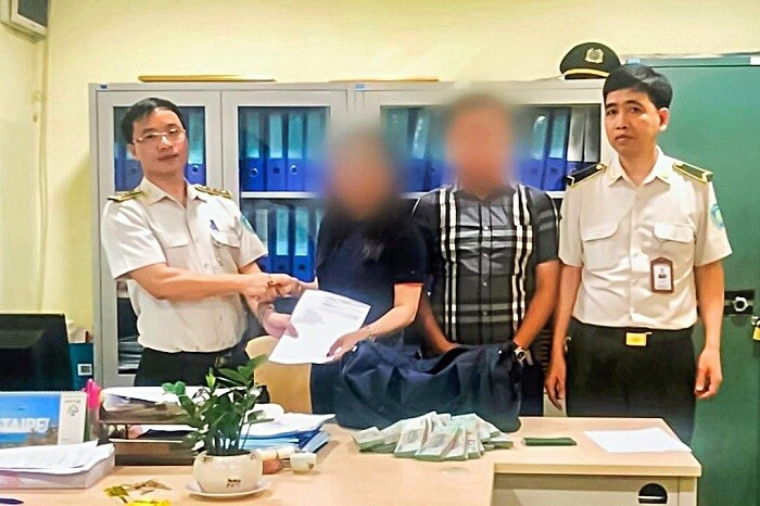 Hành khách nhận lại hơn 1 tỷ đồng bỏ quên tại sân bay Nội Bài