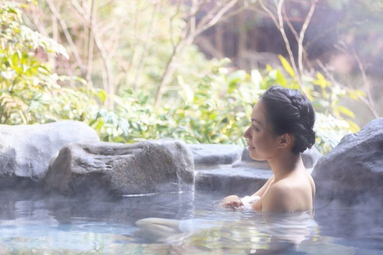 'Rúng động' vụ án quay lén hơn 10.000 phụ nữ tắm suối nước nóng ở Nhật Bản
