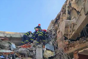 Cảnh sát Việt Nam chuyển khu vực tìm kiếm, hy vọng cứu thêm nạn nhân động đất
