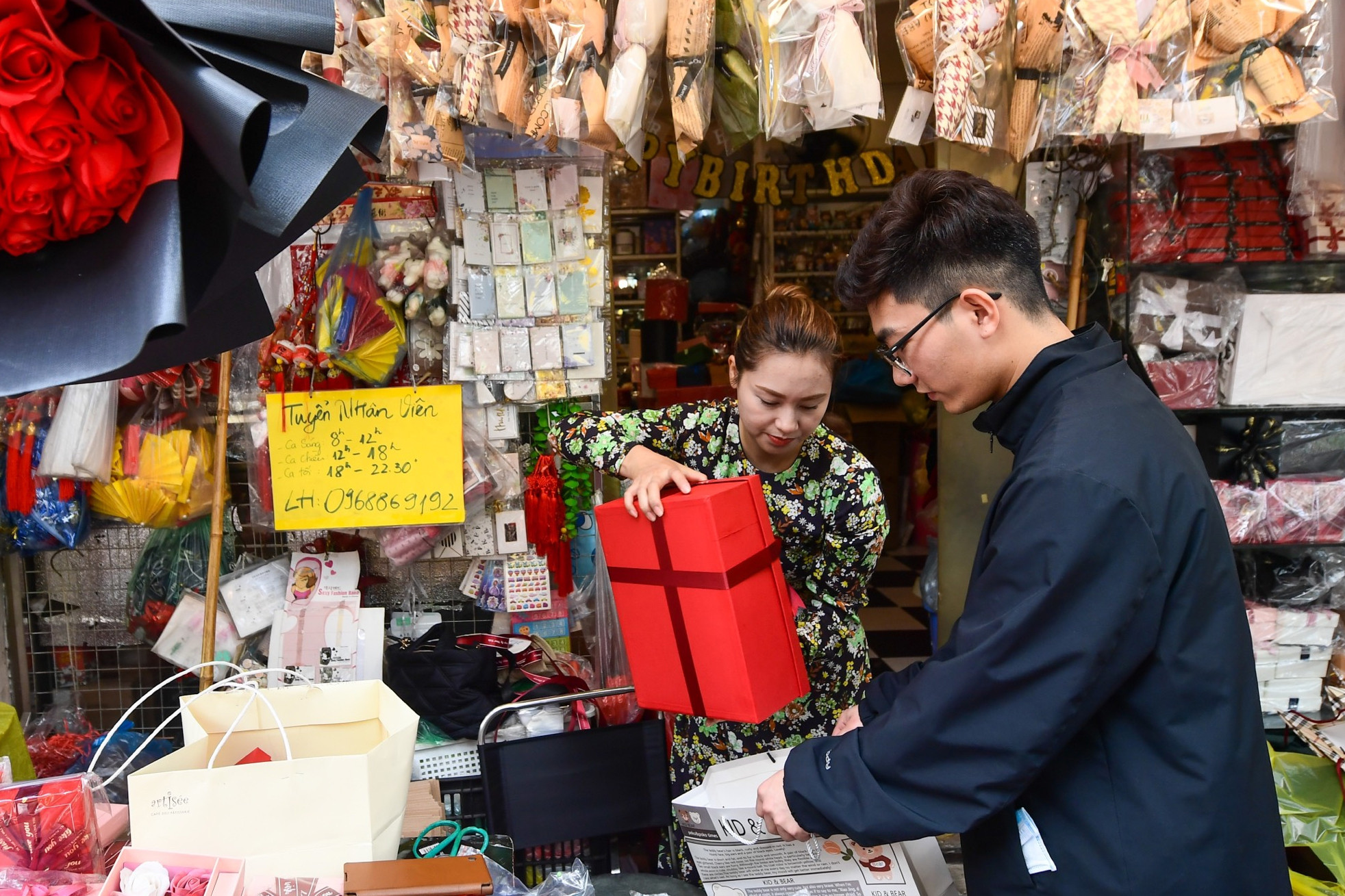 Giới trẻ Hà Nội tấp nập mua quà Valentine tặng người yêu