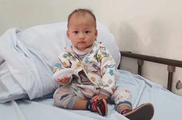 Bé 15 tháng 2 lần xuất huyết não, mẹ bồng con từ TP.HCM ra Hà Nội cầu cứu