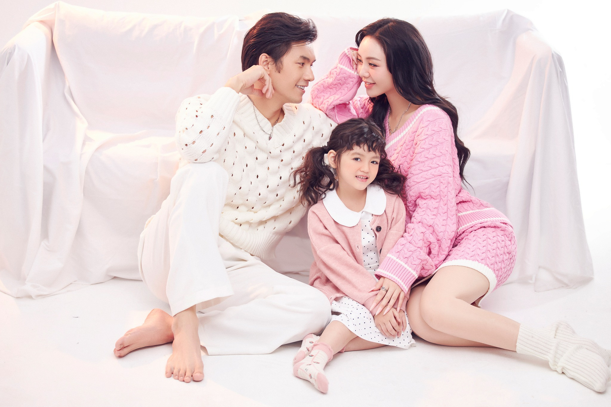 Ảnh Valentine ngọt ngào của Quỳnh Kool, Nhan Phúc Vinh và bé Happi