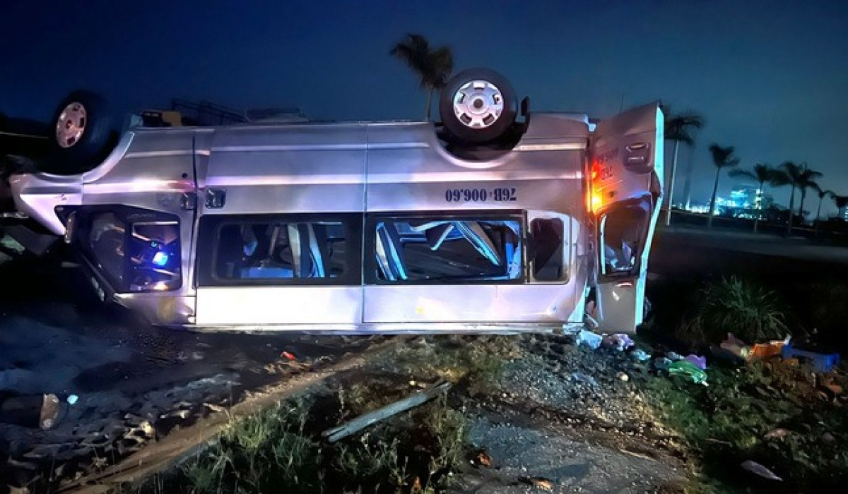 8 killed, some injured in vietnam van crash picture 1